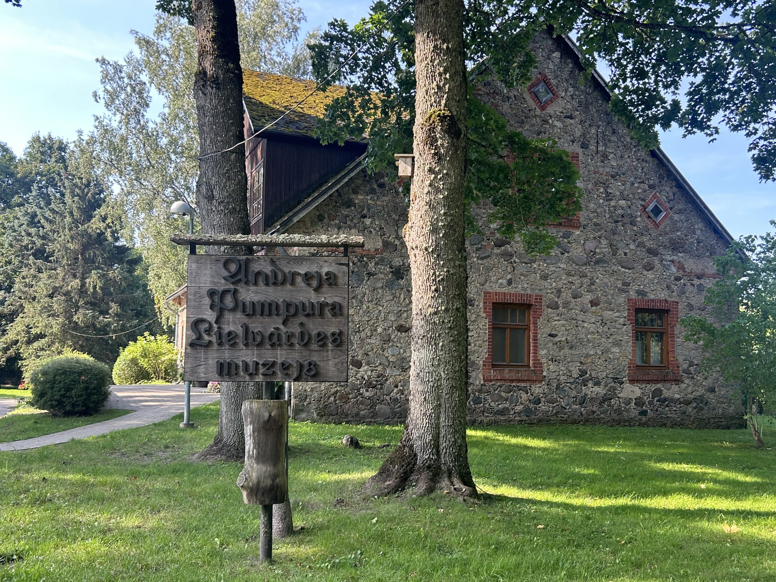 Andreja Pumpura Lielvārdes muzejs – koka izkārtne pie vēsturiskās ēkas Lielvārdē.