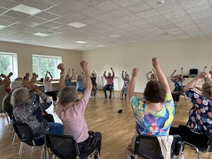 Senioru vingrošanas nodarbība ar paceltām rokām