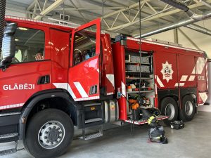 Ugunsdzēsēju auto ar atvērtām nodalījumu durvīm Ogres depo.