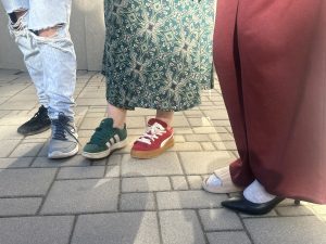 Dažādas kurpes un apavi dažādās kombinācijās