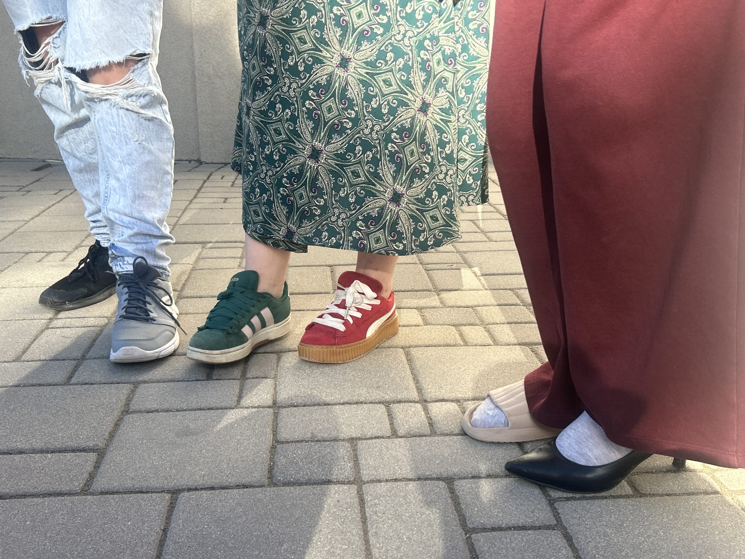 Dažādas kurpes un apavi dažādās kombinācijās