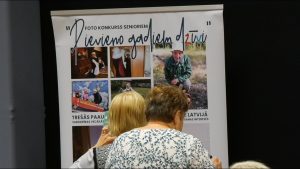 Seniori skatās foto konkursa izstādi "Pievieno gadiem dzīvi"