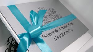 Ekonomikas ministrijas reģionālās pārstāvniecības plāksne ar Latvijas ģerboni Jelgavā.