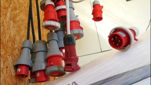 Industriālie elektrosavienotāji un kabeļi gatavi pieslēgumam krīzes situācijās.