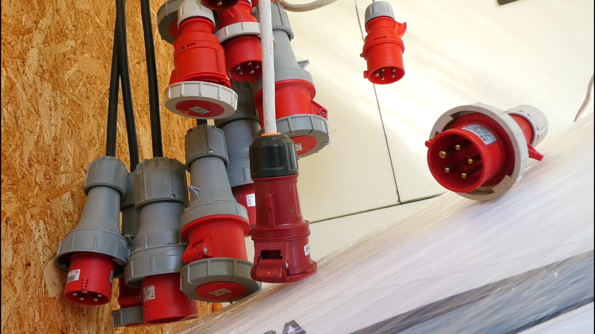 Industriālie elektrosavienotāji un kabeļi gatavi pieslēgumam krīzes situācijās.