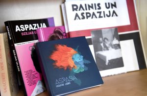 Grāmatas par Aspaziju un Raini muzeja izstādē Jūrmalā, tostarp dzejas izlase un krājums "Uguns ledū".