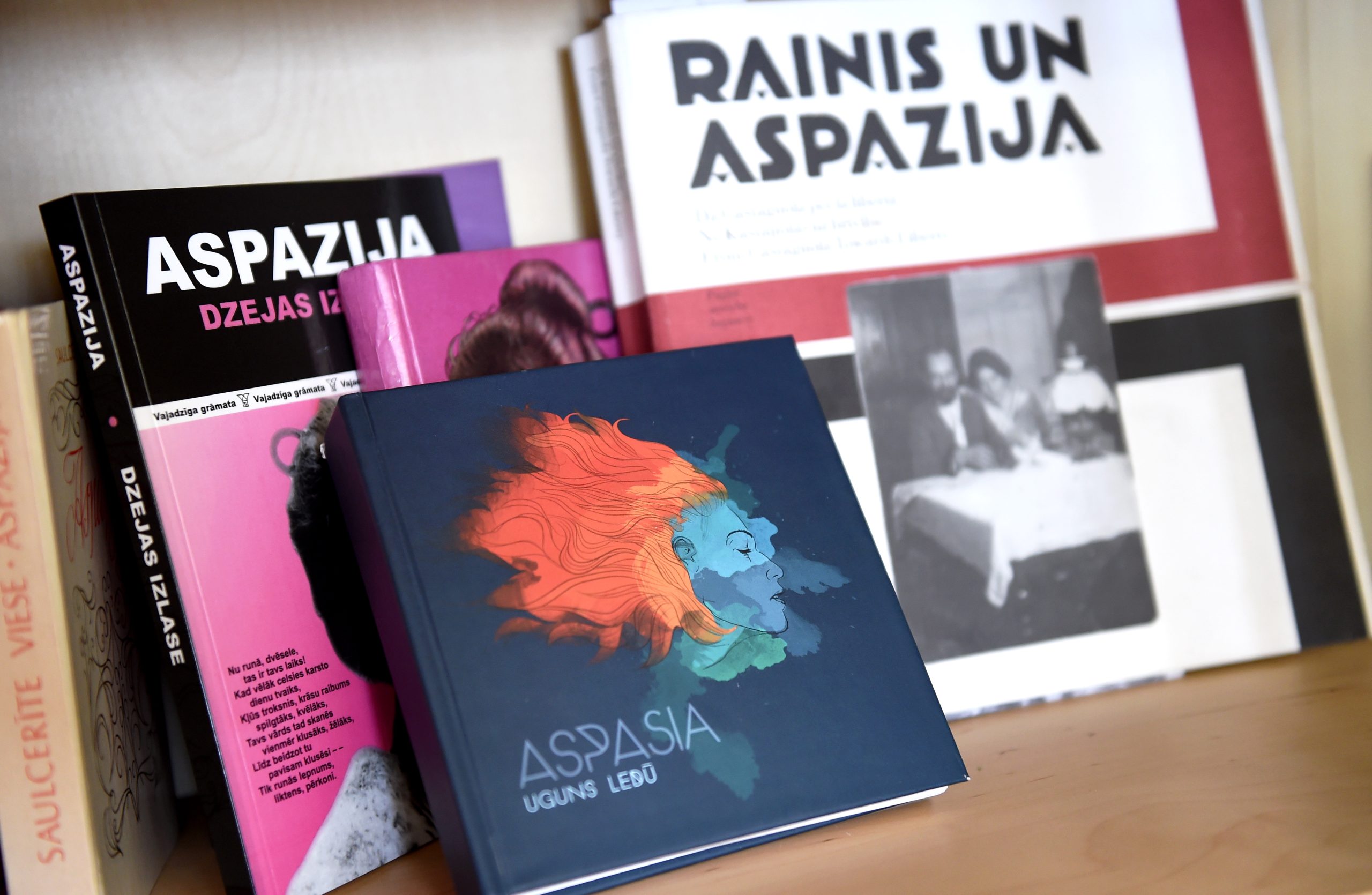 Grāmatas par Aspaziju un Raini muzeja izstādē Jūrmalā, tostarp dzejas izlase un krājums 