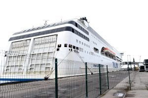 Liels balts prāmis, "Tallink Romantika", piestājis Rīgas ostā.