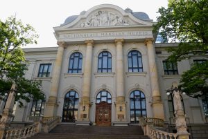 Latvijas Nacionālā mākslas muzeja galvenā ieeja, redzama no priekšpuses, ar kāpnēm un kolonnām.