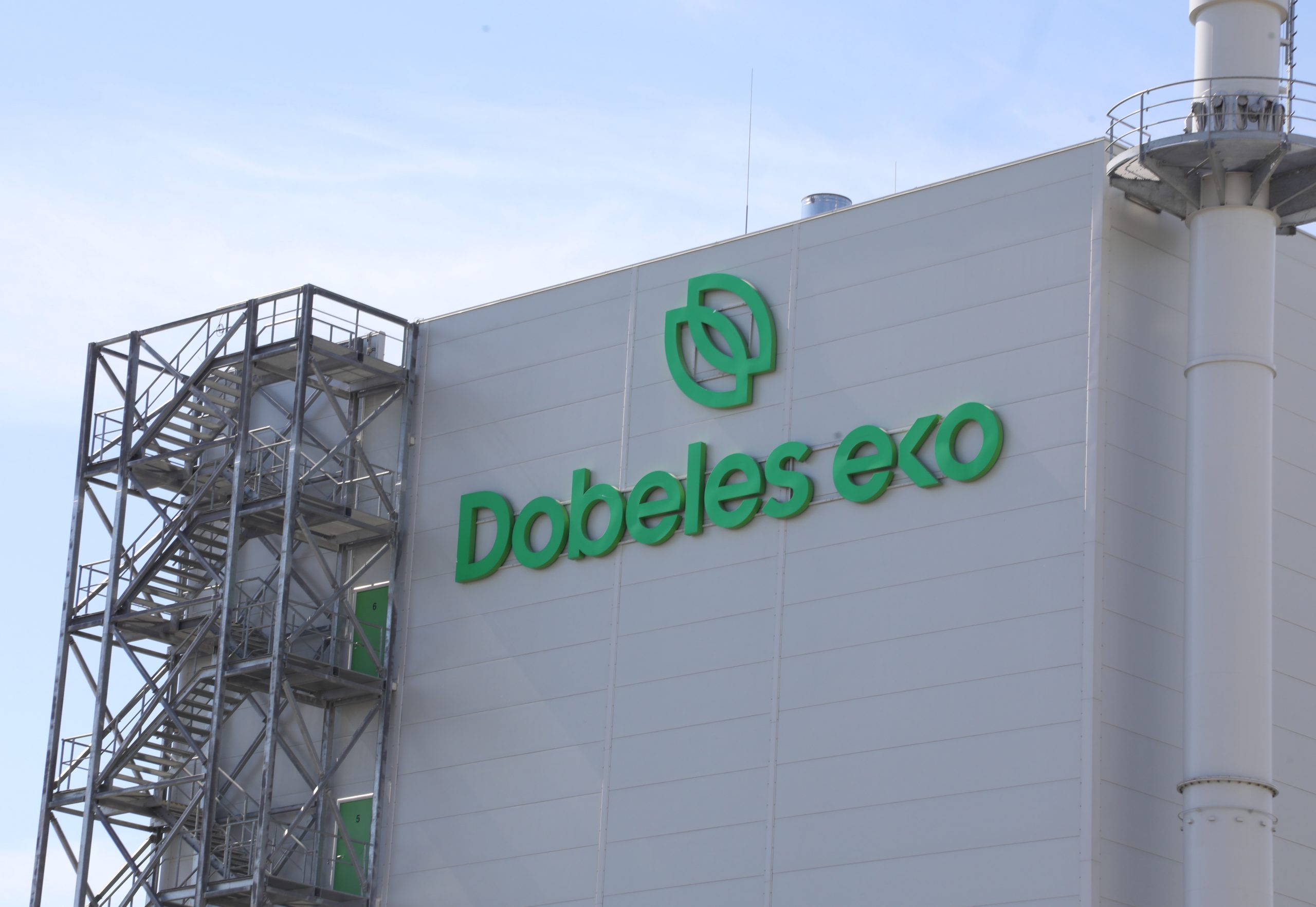 Dobeles dzirnavnieka ražotnes ēka ar logo