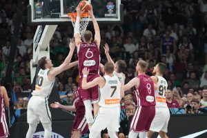 Latvijas basketbolists Kristaps Porziņģis (Nr. 6) bumbas mešanas brīdī grozā spēles laikā pret Lietuvu.