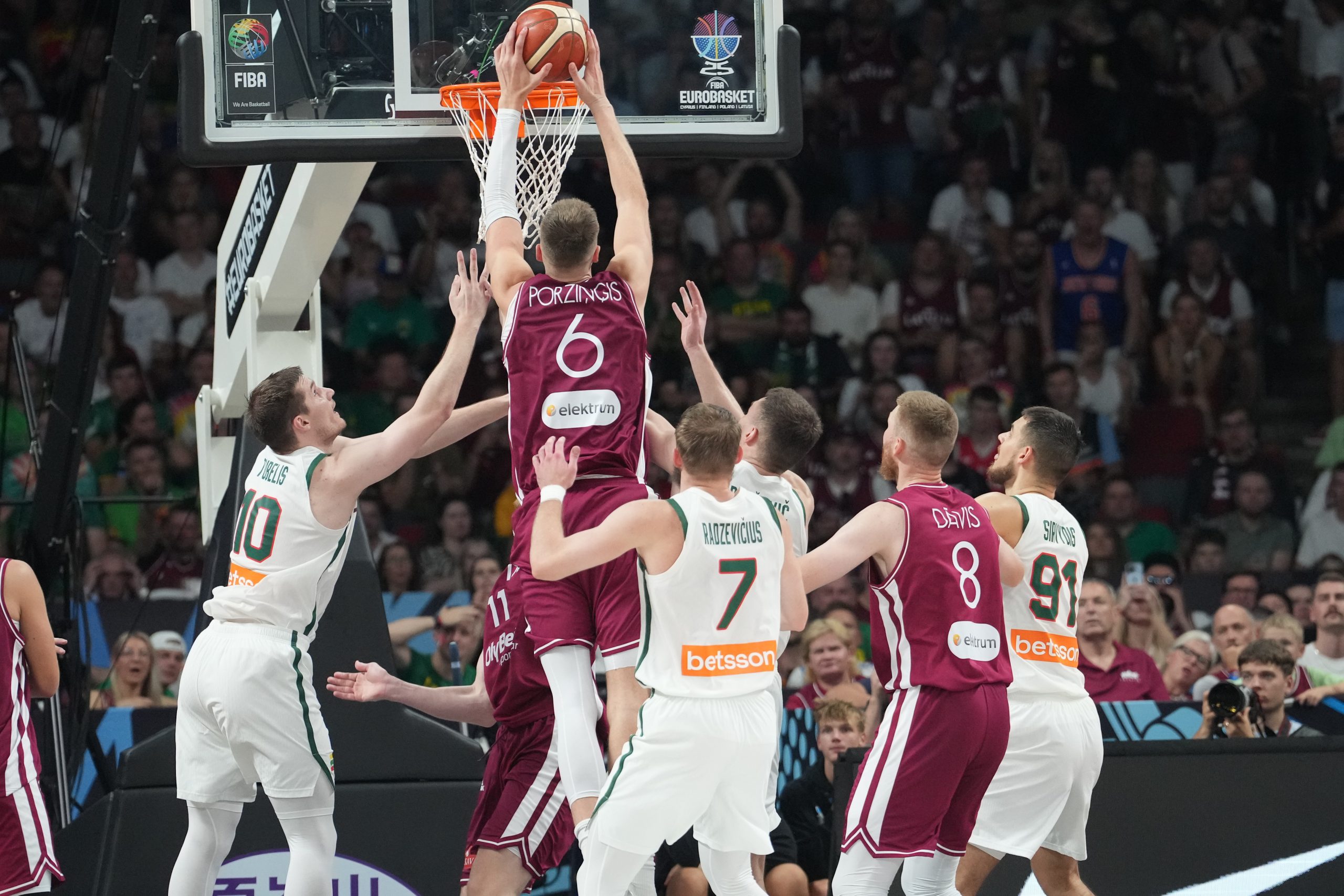 Latvijas basketbolists Kristaps Porziņģis (Nr. 6) bumbas mešanas brīdī grozā spēles laikā pret Lietuvu.