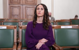 Karina Palkova sēž Saeimas zālē