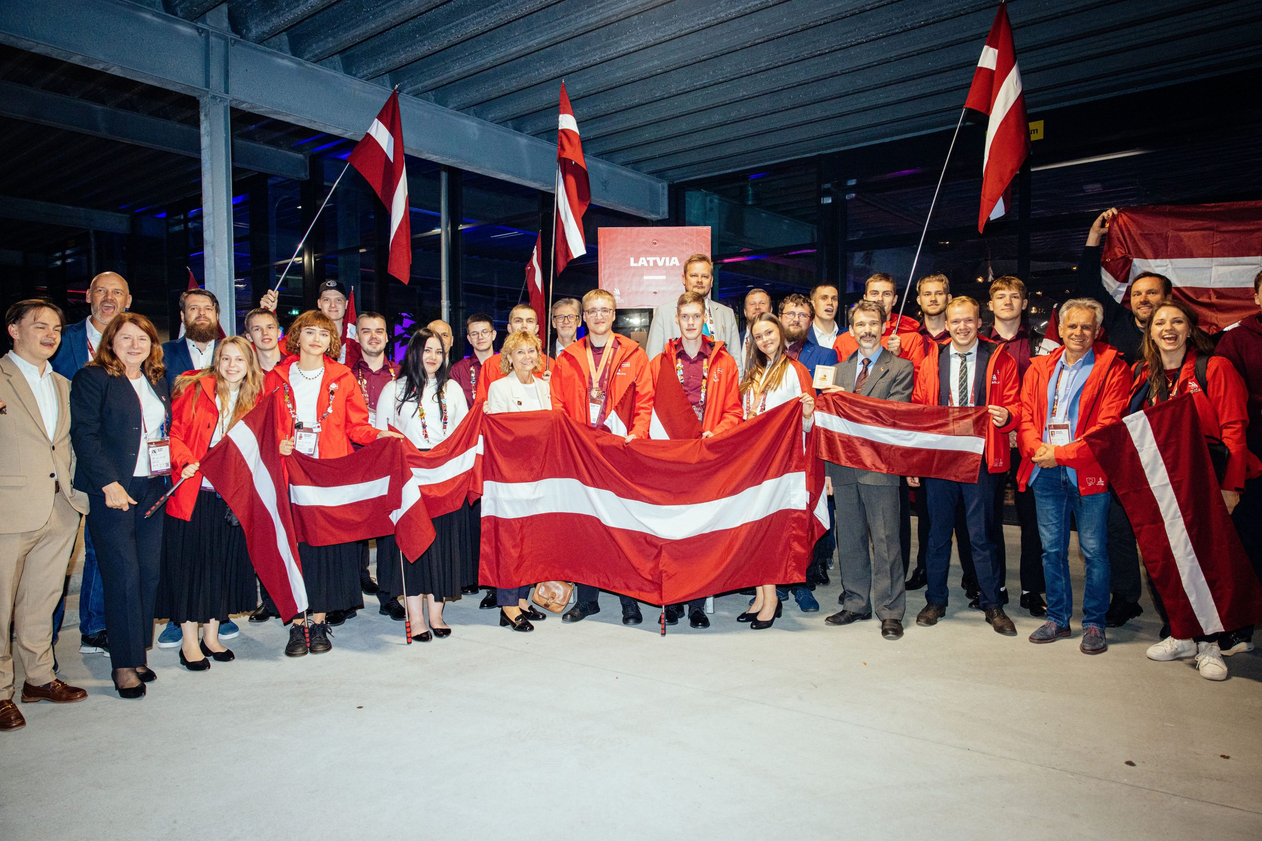 Latvijas komanda ar karogiem EuroSkills 2025 konkursā