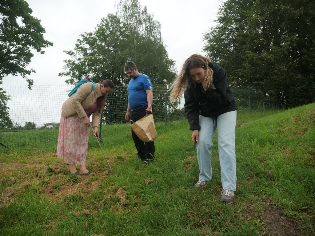 Cilvēki piedalās talkā, lai lasītu Spānijas kailgliemežus.