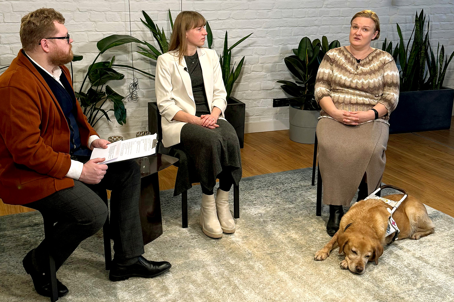 Podkāsta “Redzes laukā” saruna ar ekspertiem un suni-pavadoni.