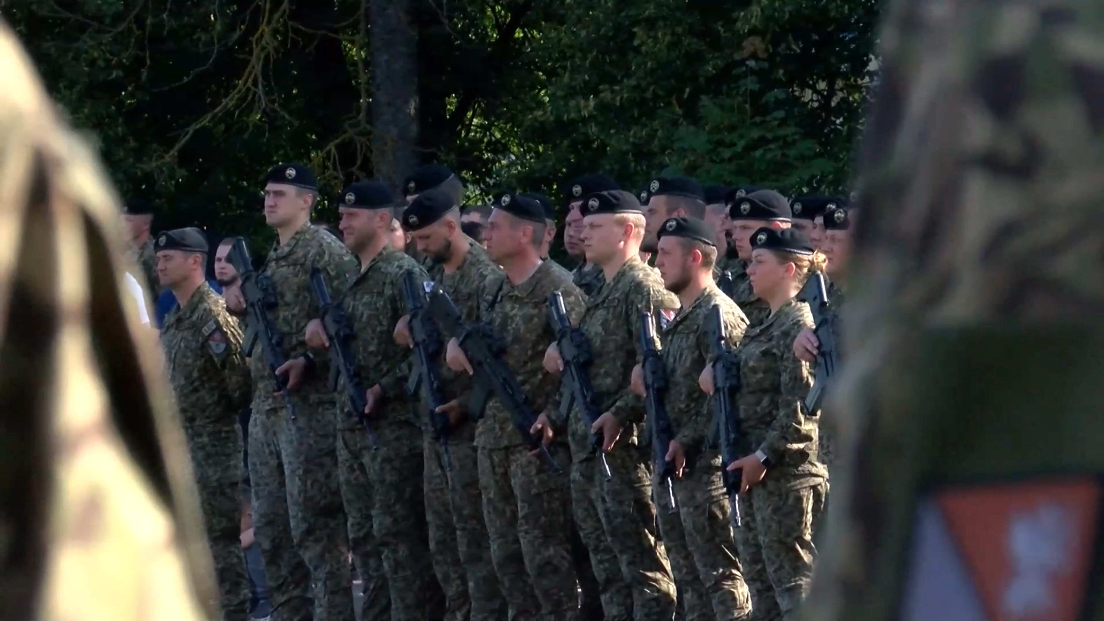 Valsts aizsardzības dienesta karavīri dod zvērestu Rēzeknē, stāvot ierindā militārā formā ar ieročiem.