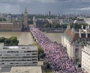 Milzīgs gājiens pār Vestminsteras tiltu Londonā pie Parlamenta un Bigbena