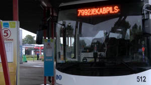 Autobuss ar maršruta norādi uz Jēkabpili pie autoostas platformām