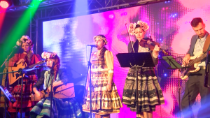Etnogrupas “Ogas” uzstāšanās festivālā “Upītes Uobeļduorzs” ar latgaliešu dziesmām un tautiskiem tērpiem.