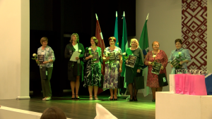 Nikodema Rancāna balvas saņēmējas uz skatuves Maltas vidusskolā Latgalē.