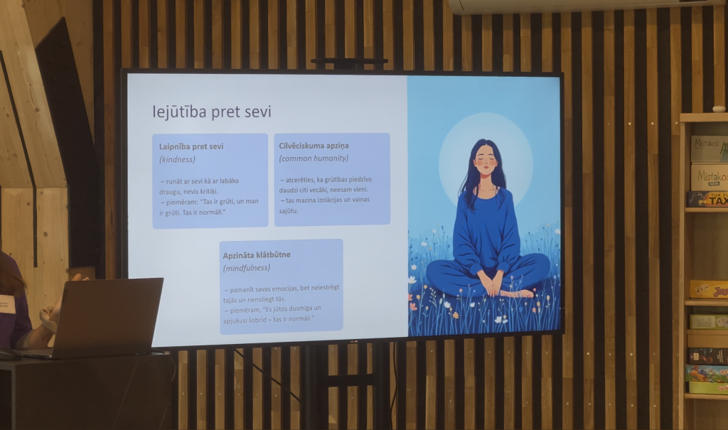 Tuvplāna kadrs ar slaidu par "Iejūtība pret sevi" (Self-kindness), kas ietver jēdzienus: Laipnība pret sevi, Cilvēciskā apziņa un Apzināta klātbūtne.