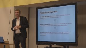Satversmes tiesas pārstāvis Liepājā skaidro jauniešiem tiesiskas valsts principus projekta “Aptver Satversmi” nodarbībā.