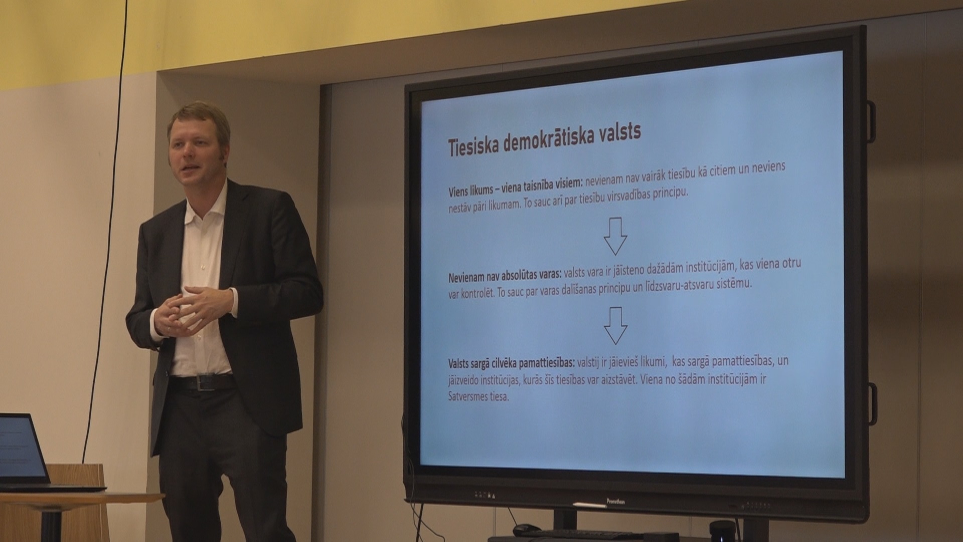 Satversmes tiesas pārstāvis Liepājā skaidro jauniešiem tiesiskas valsts principus projekta “Aptver Satversmi” nodarbībā.