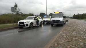 Policijas reids Liepājā uz ceļa, pārbaudot autovadītājus