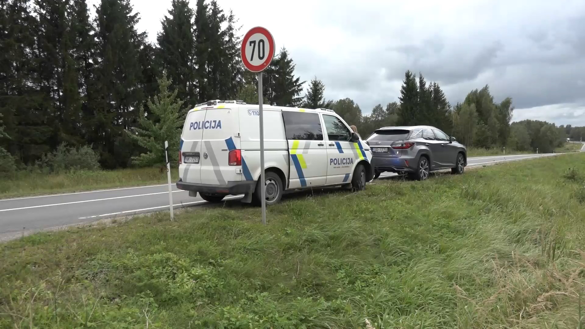 Policijas reids uz Latvijas ceļa pie 70 km/h zīmes