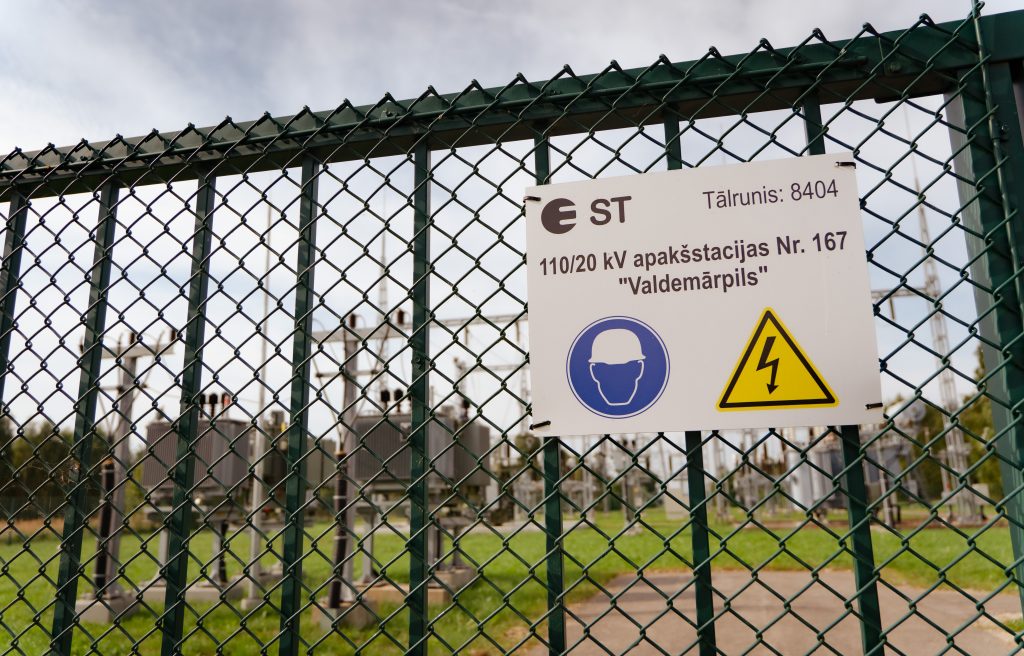 Brīdinājuma zīme uz Valdemārpils apakšstacijas žoga.