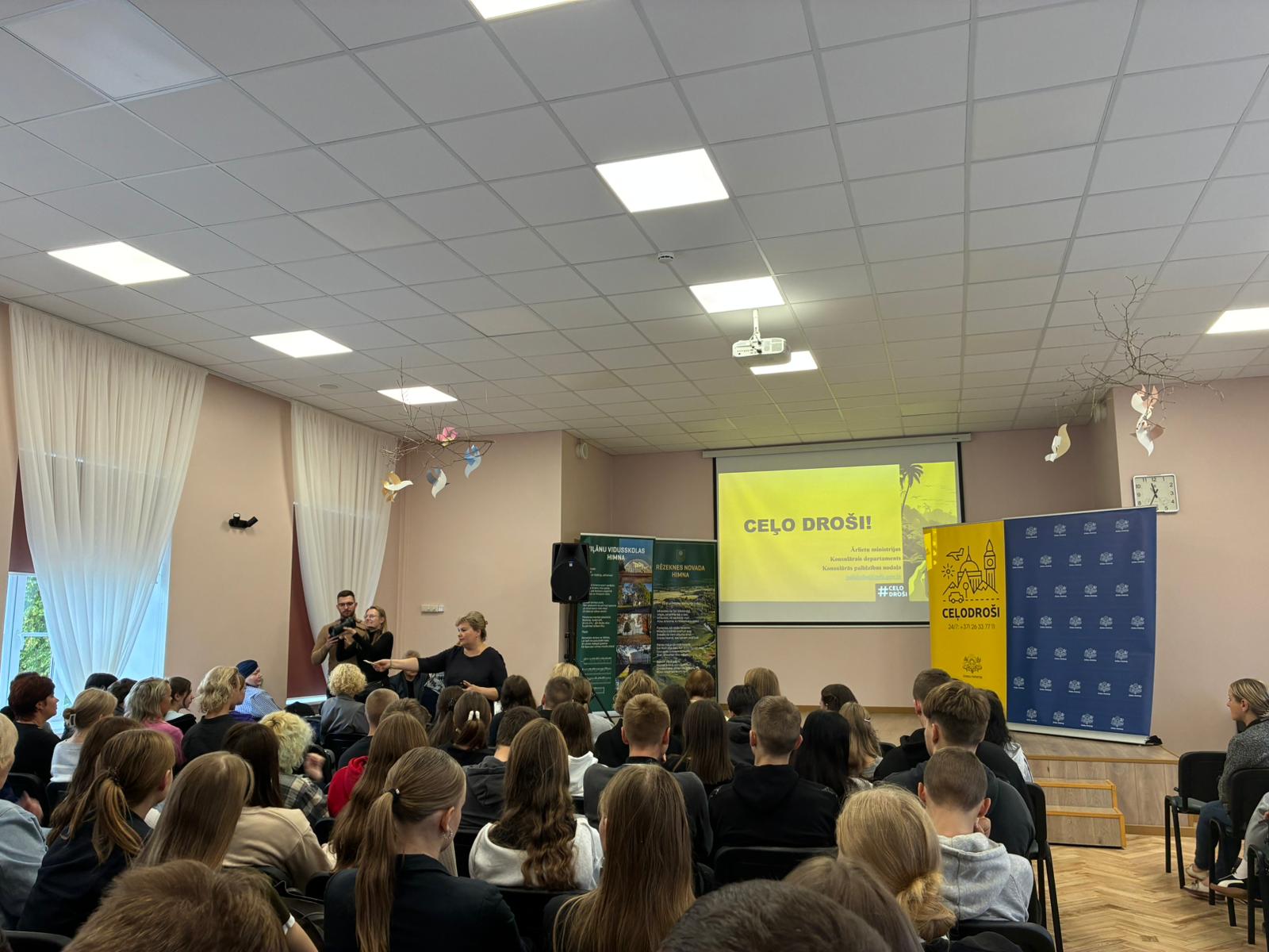 Ārlietu ministrijas Atvērto durvju dienas lekcija skolēniem par drošu ceļošanu Viļānos.