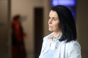Paula Stradiņa Klīniskās universitātes slimnīcas Plaušu slimību un torakālās ķirurģijas centra vadītāja pneimonoloģe Zaiga Kravale stāsta par idiopātisko plaušu fibrozi