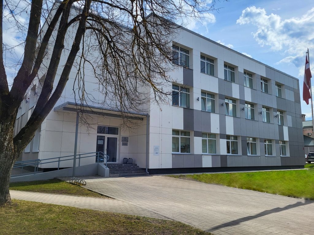 Balvu novada pašvaldības administrācijas ēka ar Latvijas karogu.