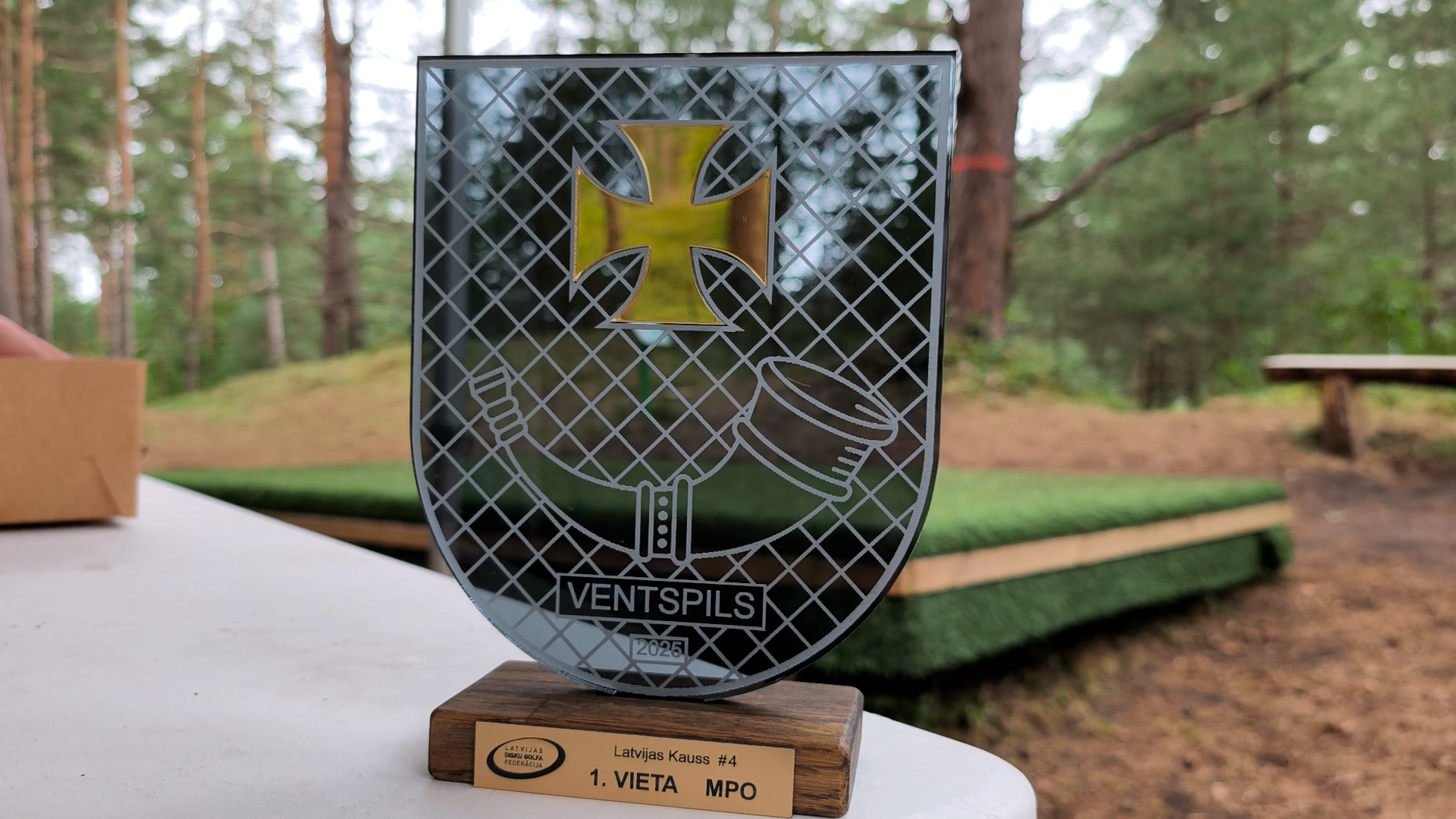 Latvijas kausa disku golfā 1. vietas trofeja Ventspilī, 2025. gads.