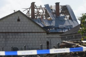 Mājas jumta bojājumi pēc drona uzbrukuma Polijā