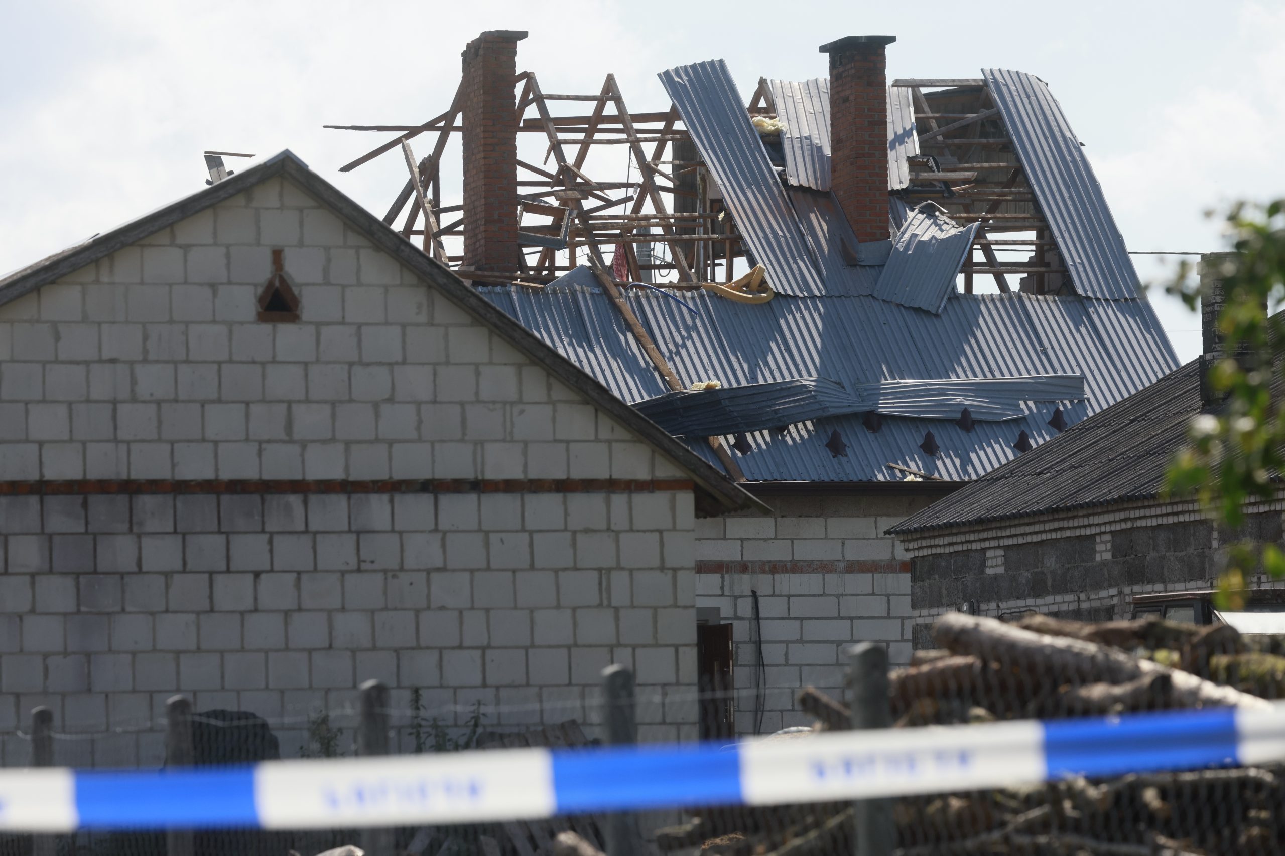 Mājas jumta bojājumi pēc drona uzbrukuma Polijā