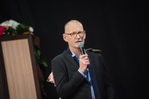 AS “Latvijas Zaļais punkts” direktors Kaspars Zakulis runā mikrofonā pasākuma laikā.
