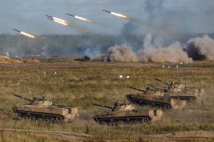 Krievijas un Baltkrievijas militāro mācību "Zapad 2025" laikā tanki un raķešu zalves šaušana poligonā Baltkrievijā.