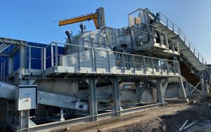 Industriāla drupināšanas un šķirošanas iekārta būvgružu pārstrādei