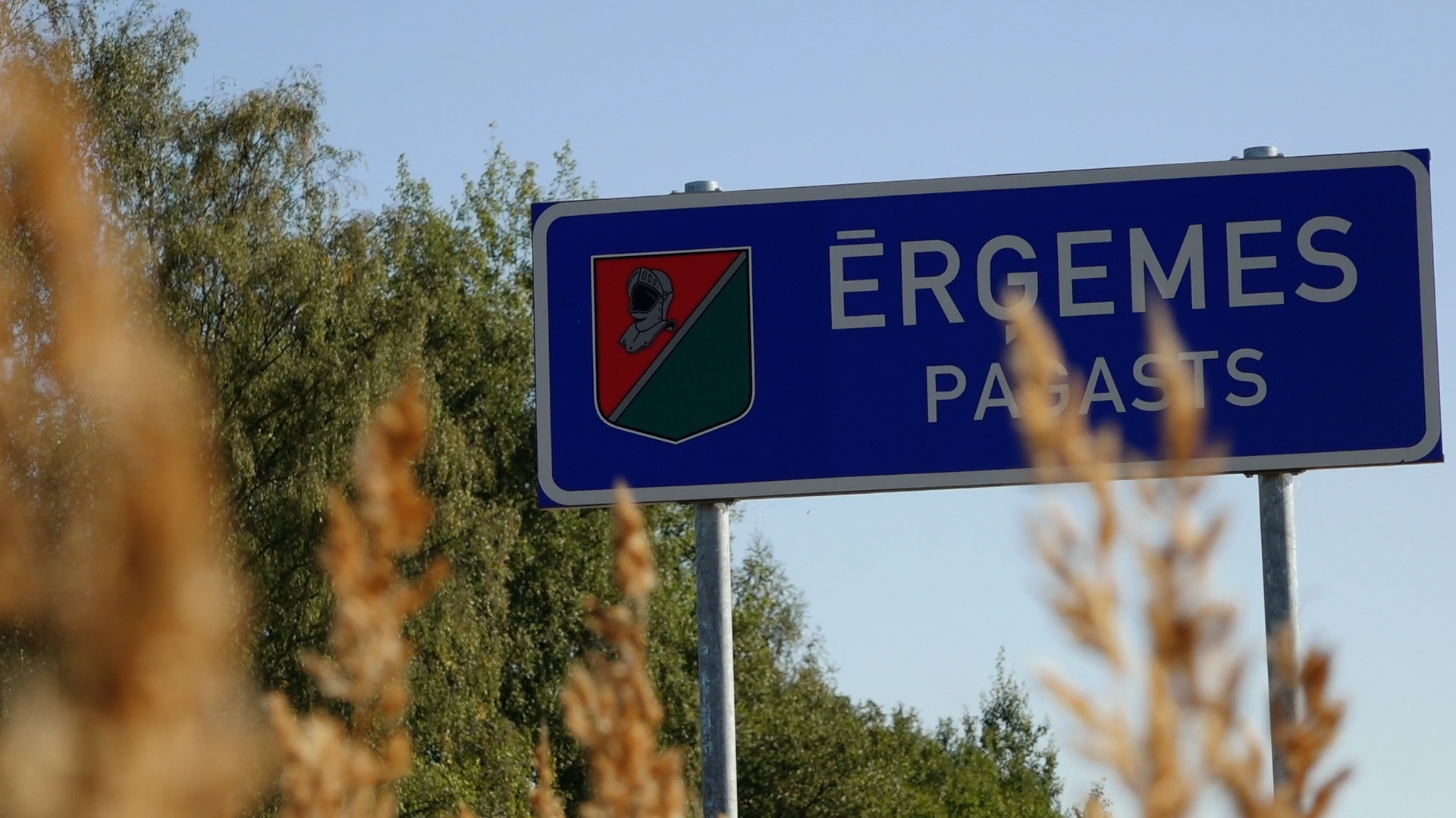 Ērģemes pagasta ceļazīme Valkas novadā ar pagasta ģerboni.
