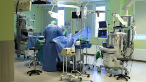 Ķirurģiska operācija slimnīcas operāciju zālē