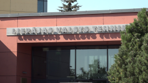 Liepājas Valsts tehnikuma ēkas fasāde ar nosaukuma uzrakstu.