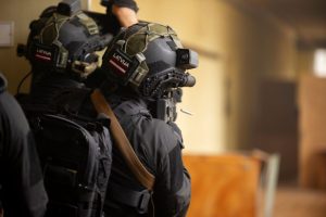 Latvijas speciālo vienību karavīri taktiskajās mācībās telpās