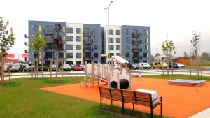 Valmieras jaunā daudzdzīvokļu māja ar zilu un baltu fasādi