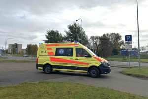NMPD ātrās palīdzības automašīna ar ieslēgtām zilām bākugunīm izbrauc no stāvvietas Daugavpilī.
