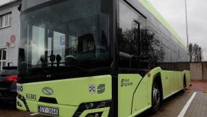 Rīgas satiksmes jaunais elektroautobuss stāvvietā.