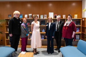 Delegācija pie grāmatām bibliotēkā Briselē