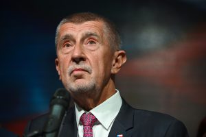 Andrejs Babišs, partijas ANO līderis un bijušais Čehijas premjerministrs, runā pie mikrofona pēc parlamenta vēlēšanām Prāgā.