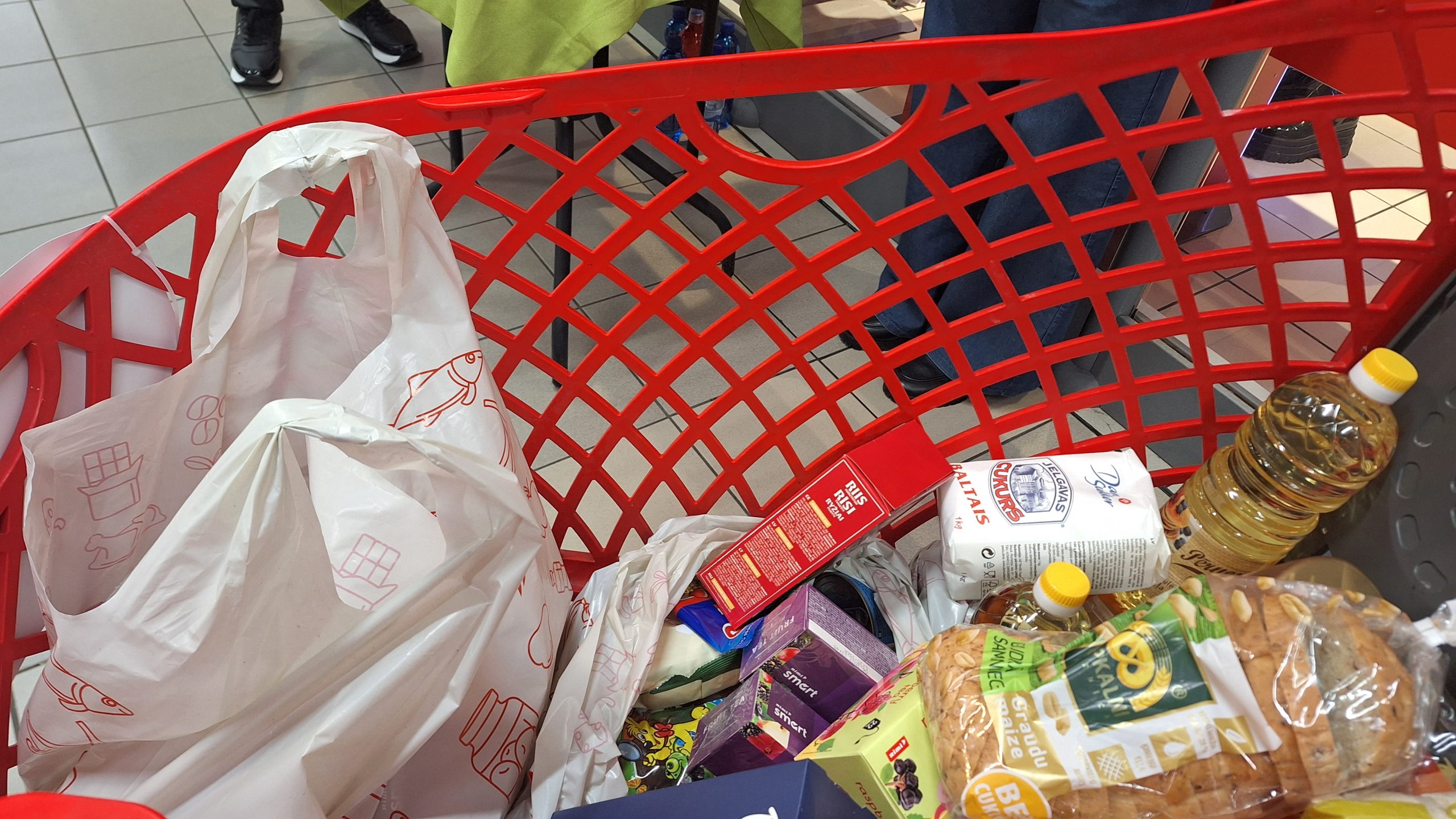 Ziedojumu grozs ar pārtikas produktiem akcijā “Paēdušai Latvijai” – eļļa, milti, maize un citi ilgstoši uzglabājami pārtikas produkti.